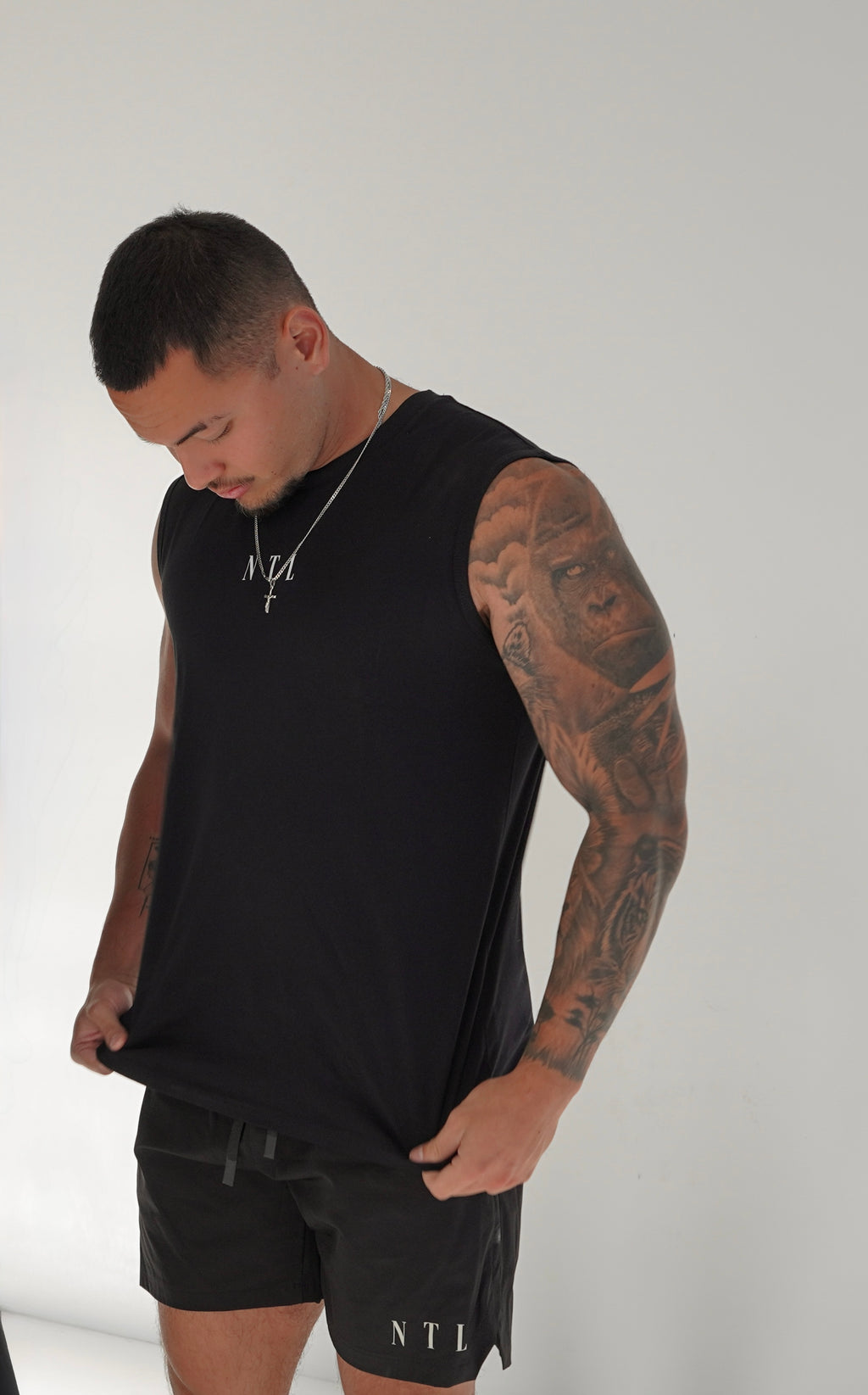 MENS ESSENTIALS SHORTS