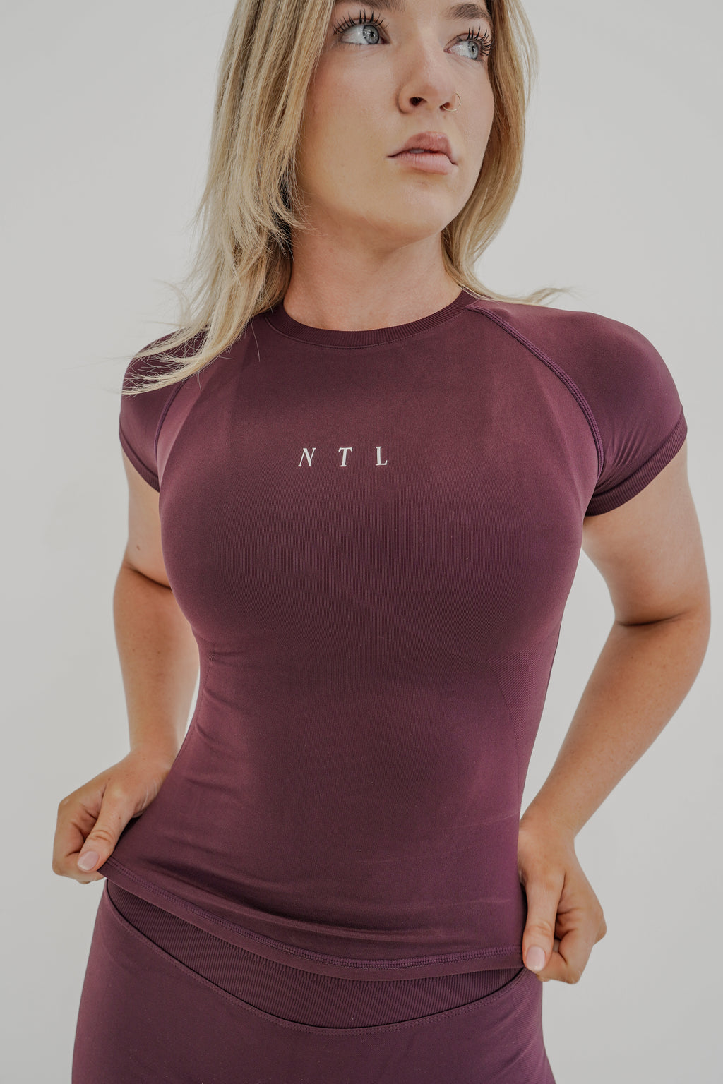 SEAMLESS TEE