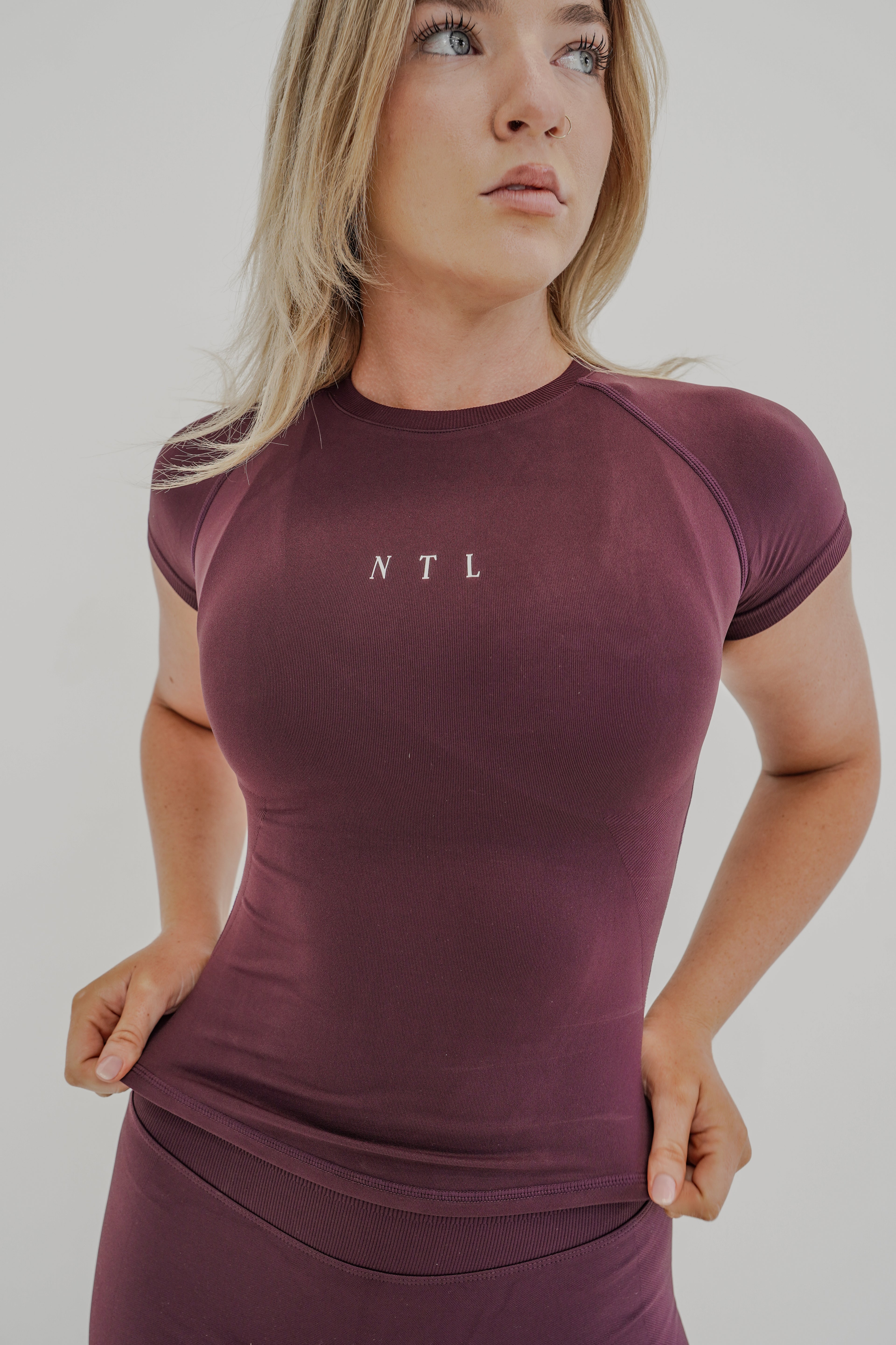 SEAMLESS TEE