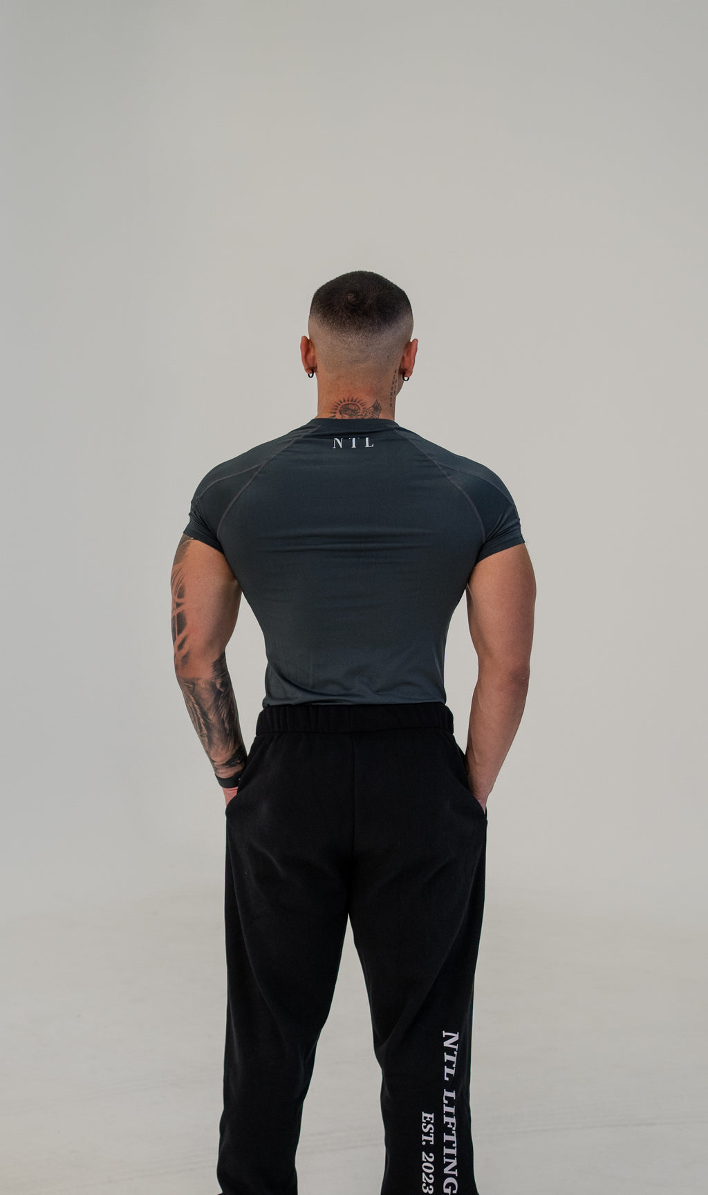 ESSENTIALS COMPRESSION SHORT SLEEVE